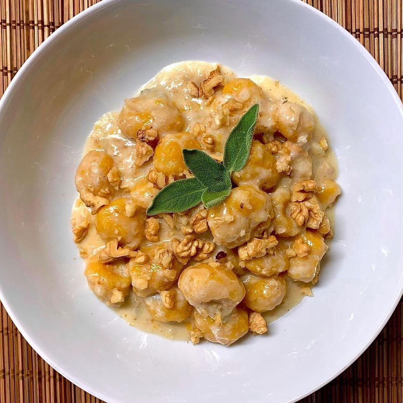 Gnocchi di zucca con crema di zola e noci