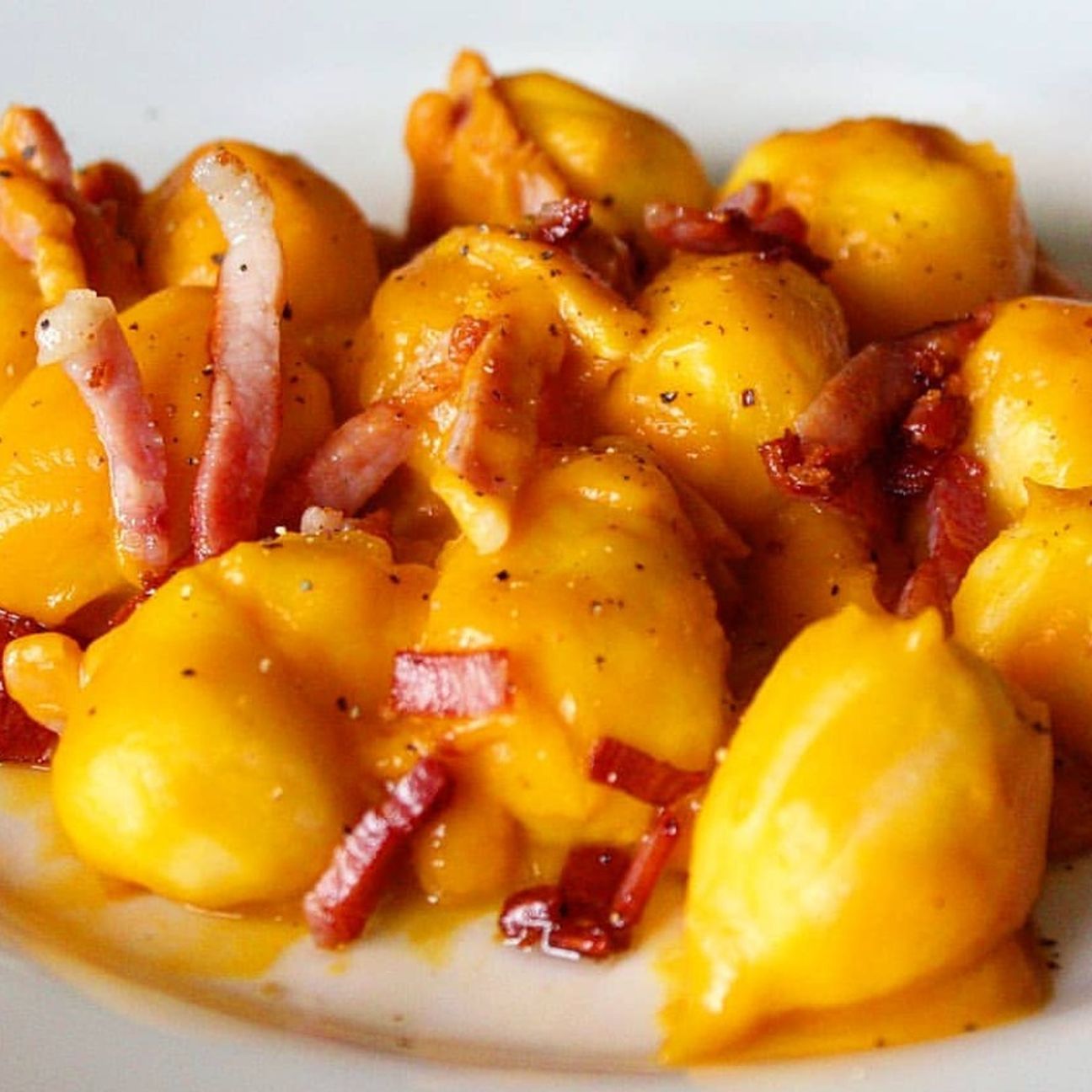 Gnocchi ripieni al Gorgonzola con crema di zucca e speck