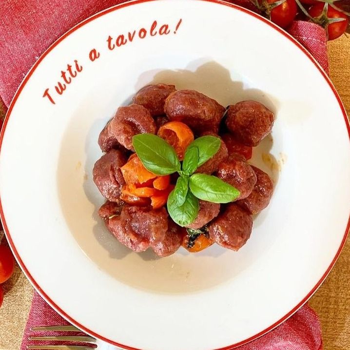 Gnocchi di rapa rossa con pomodorini