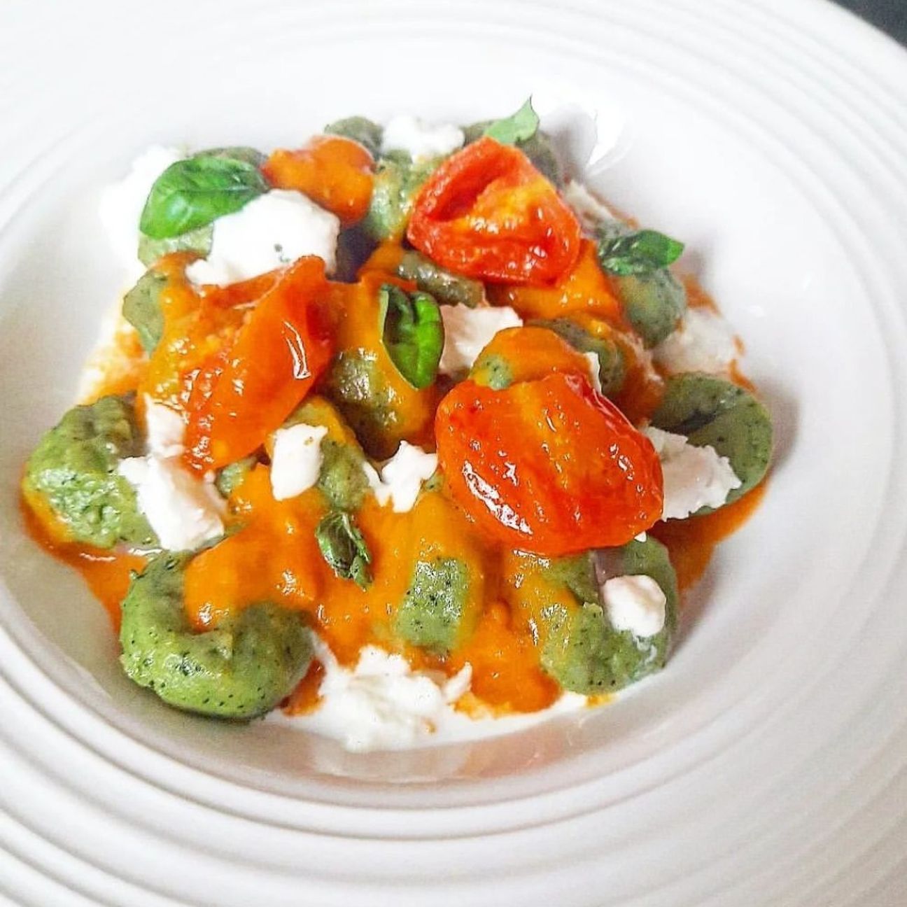 Gnocchi con ricotta e spinaci con pomodori, bufala e basilico