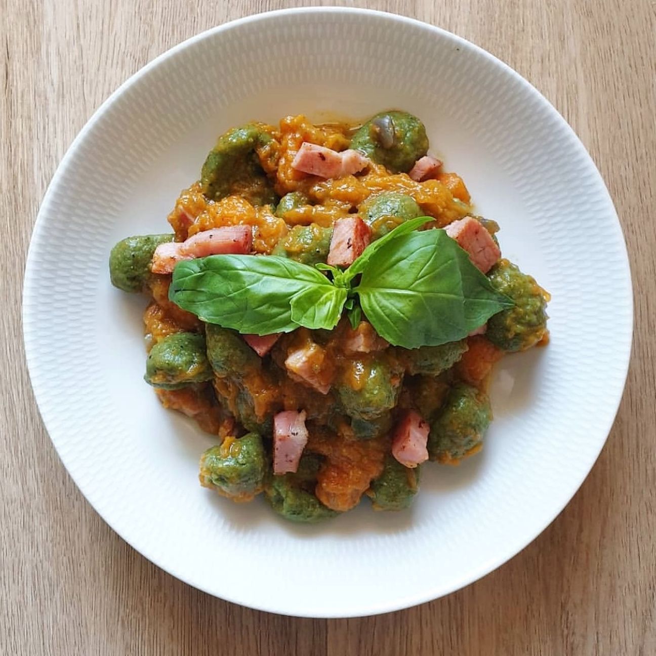 Gnocchi di ricotta e spinaci con zucchine e pomodorini