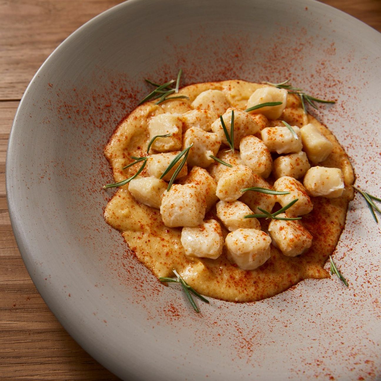 Gnocchi di ceci con crema di ceci, rosmarino e paprika