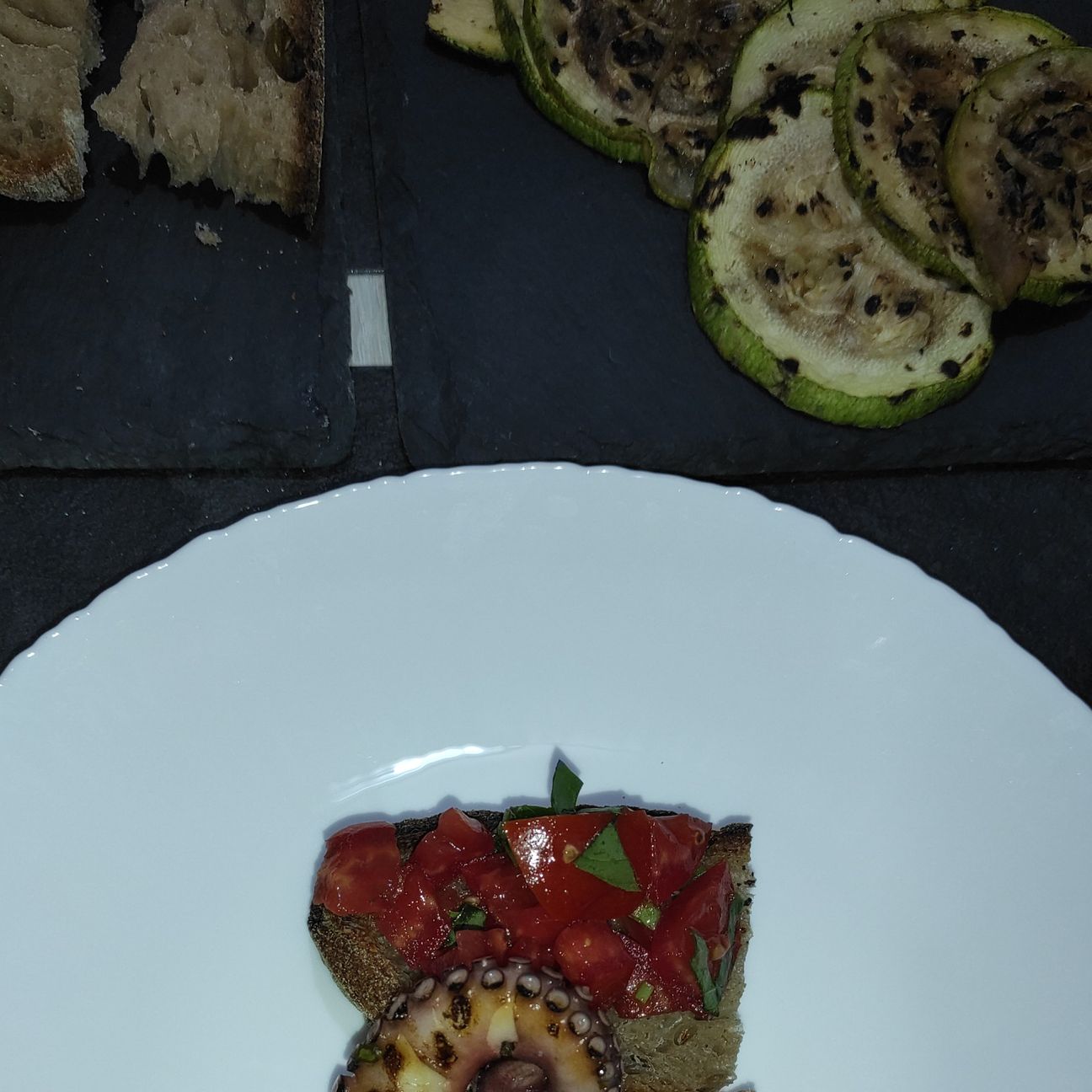 Polpo grigliato e bruschetta con pomodorini