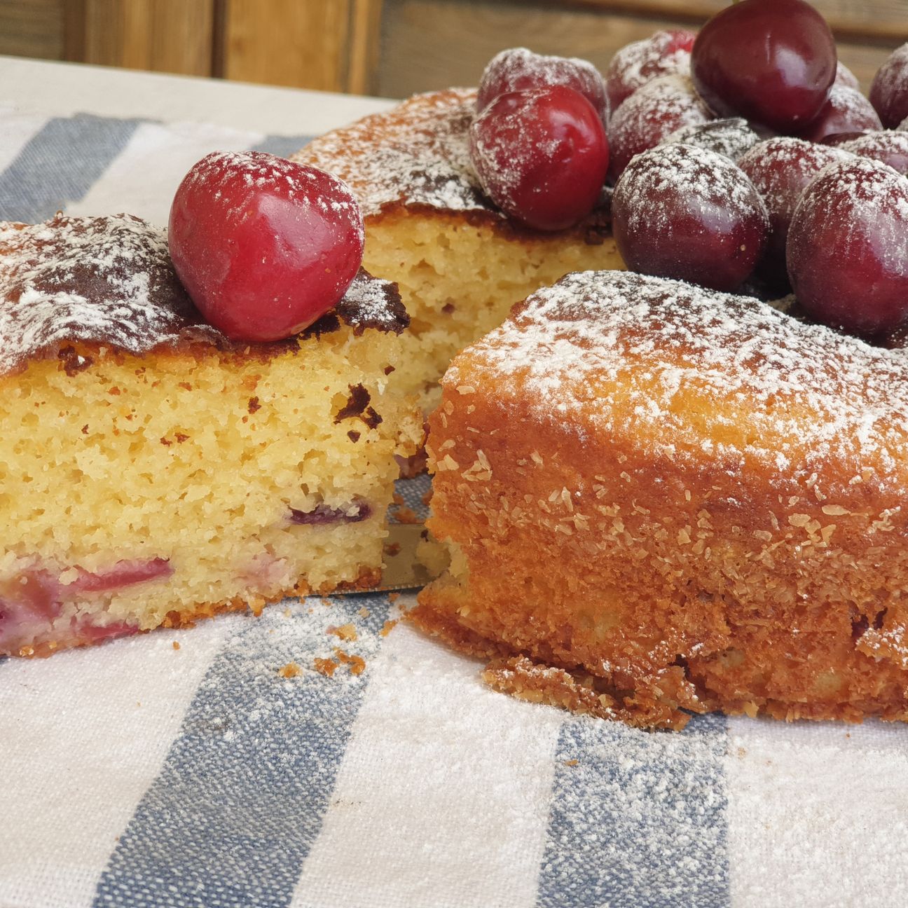 Torta alle ciliegie yogurt greco e cocco rapè senza glutine