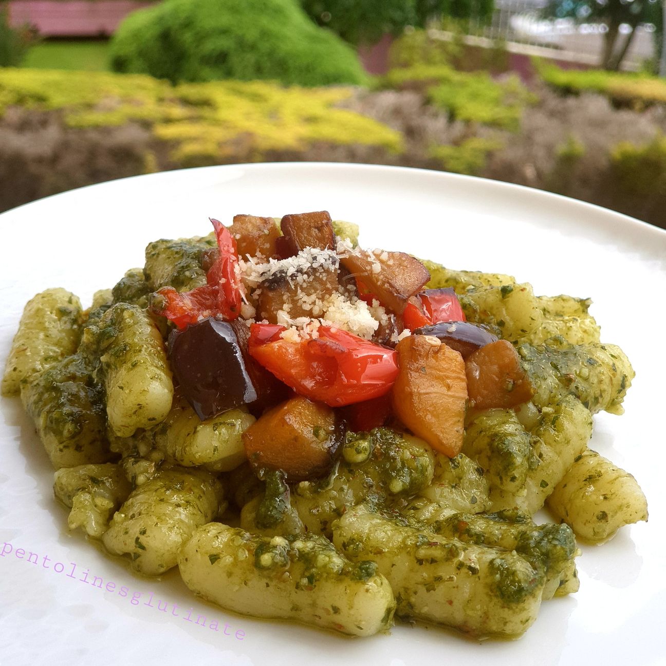 Gnocchi senza glutine con pesto di basilico melenzane e pomodoro confit
