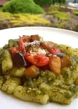 Ricetta Gnocchi senza glutine con pesto di basilico melenzane e pomodoro confit