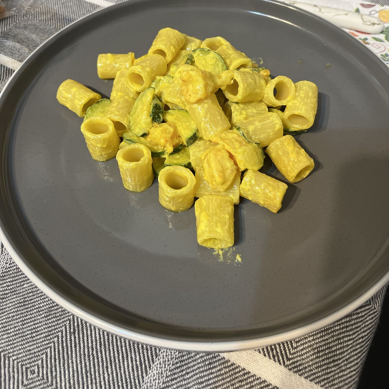 Mezze maniche zucchine gamberi e mascarpone e zafferano
