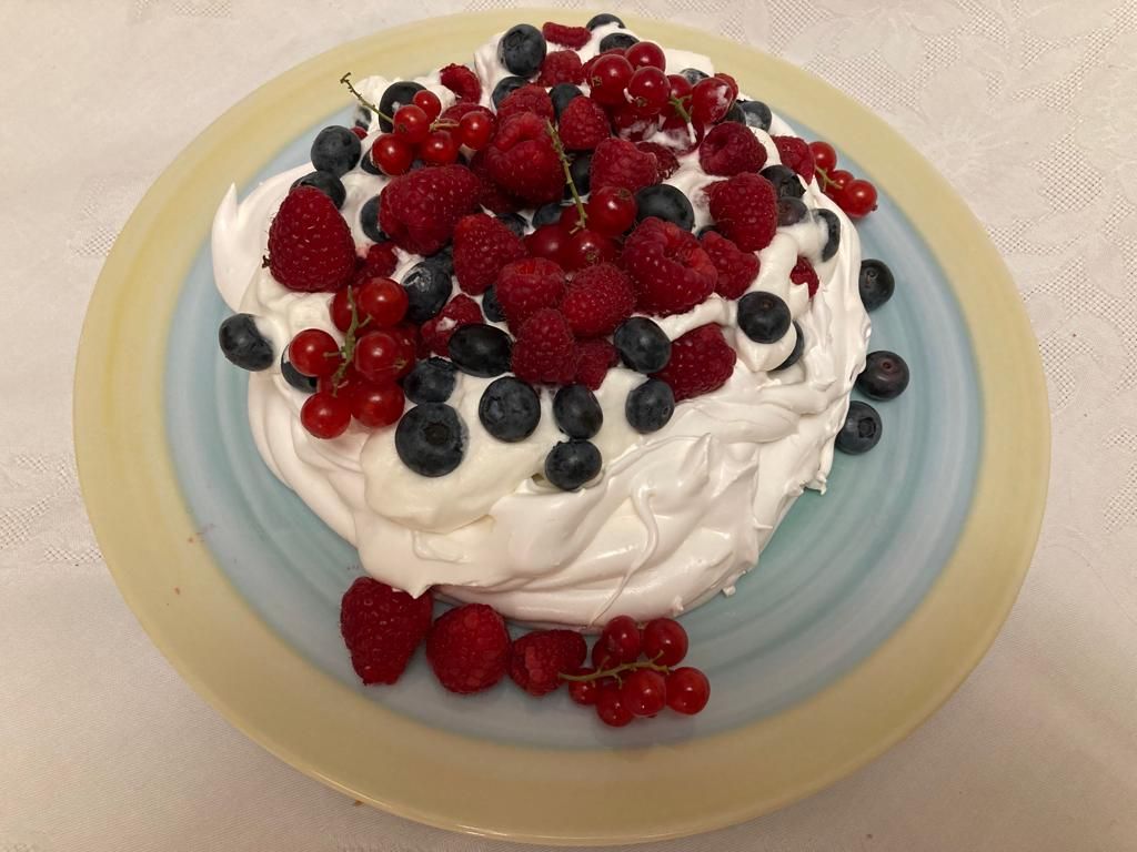 Pavlova lamponi, mirtilli e la frutta che vuoi