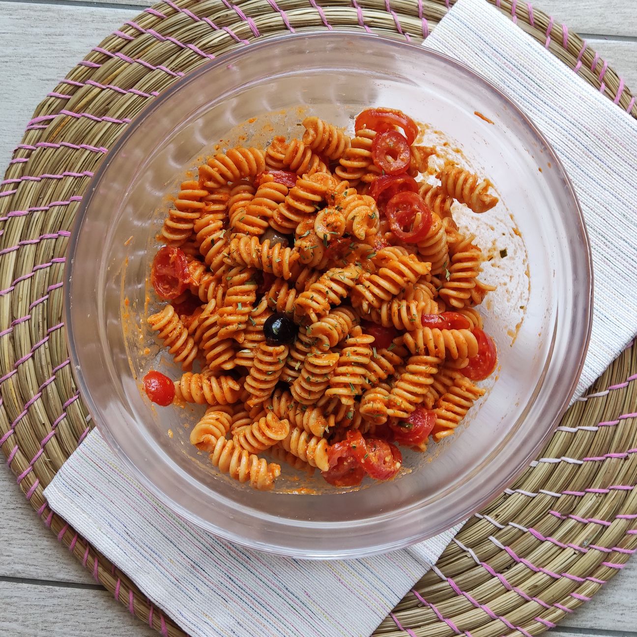 Pasta fredda con pesto di peperoni
