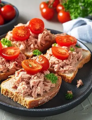 Ricetta Pane integrale con tonno e pomodorini di heltamain