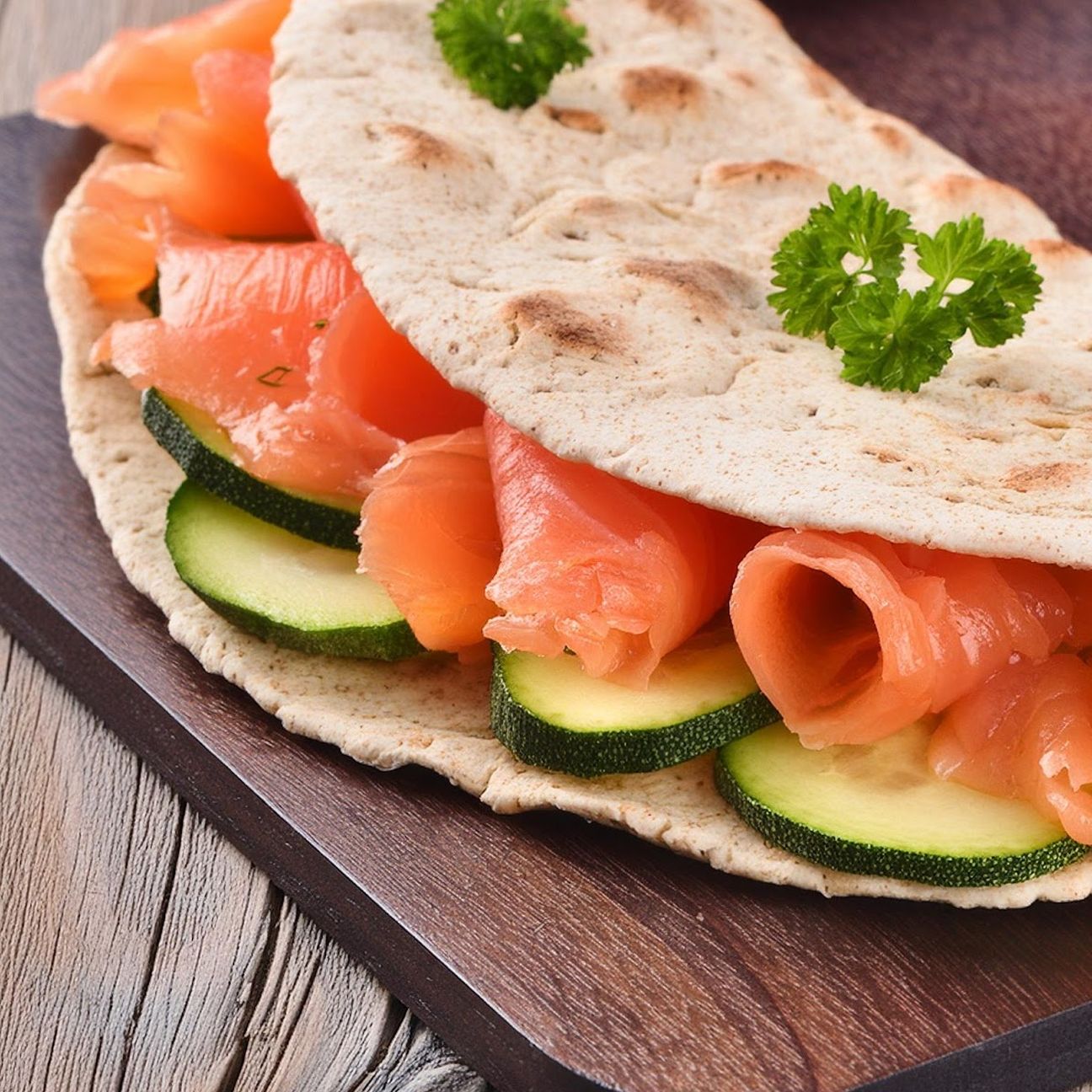 Piadina integrale con salmone affumicato e zucchine