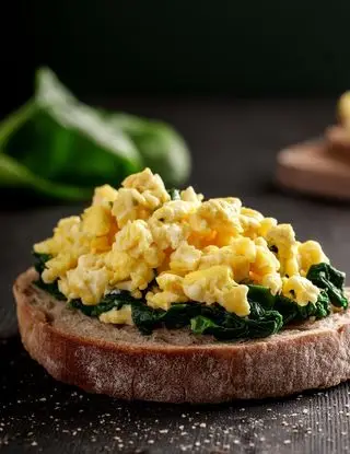 Ricetta Pane integrale con uova strapazzate e spinaci di heltamain