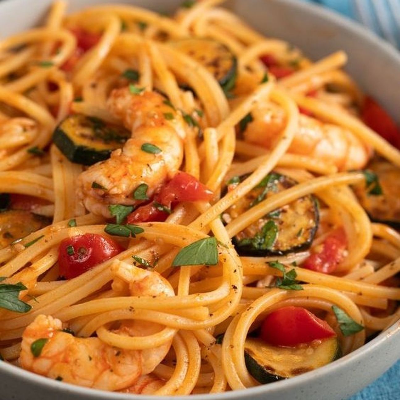 Spaghetti con zucchine, pomodorini e gamberetti