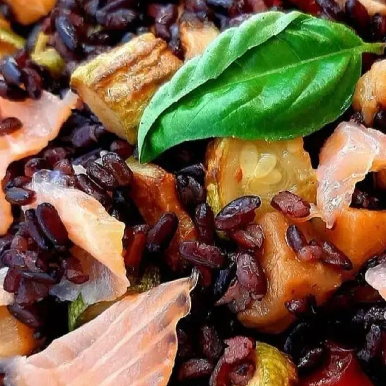 Riso venere con verdure e salmone