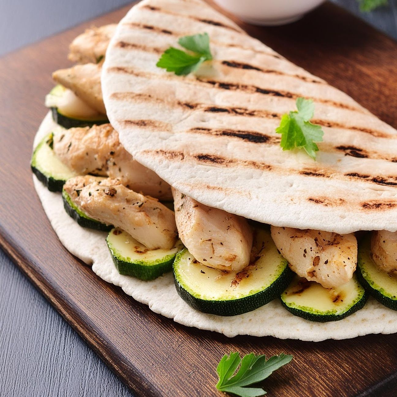 Piadina integrale con pollo grigliato e zucchine
