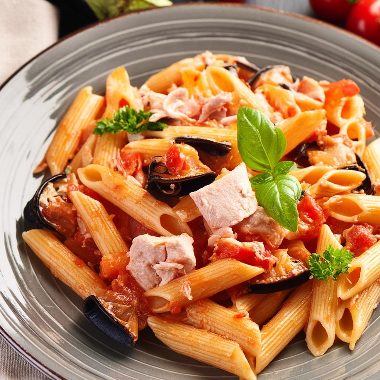 Penne con melanzane, spada e pomodorini