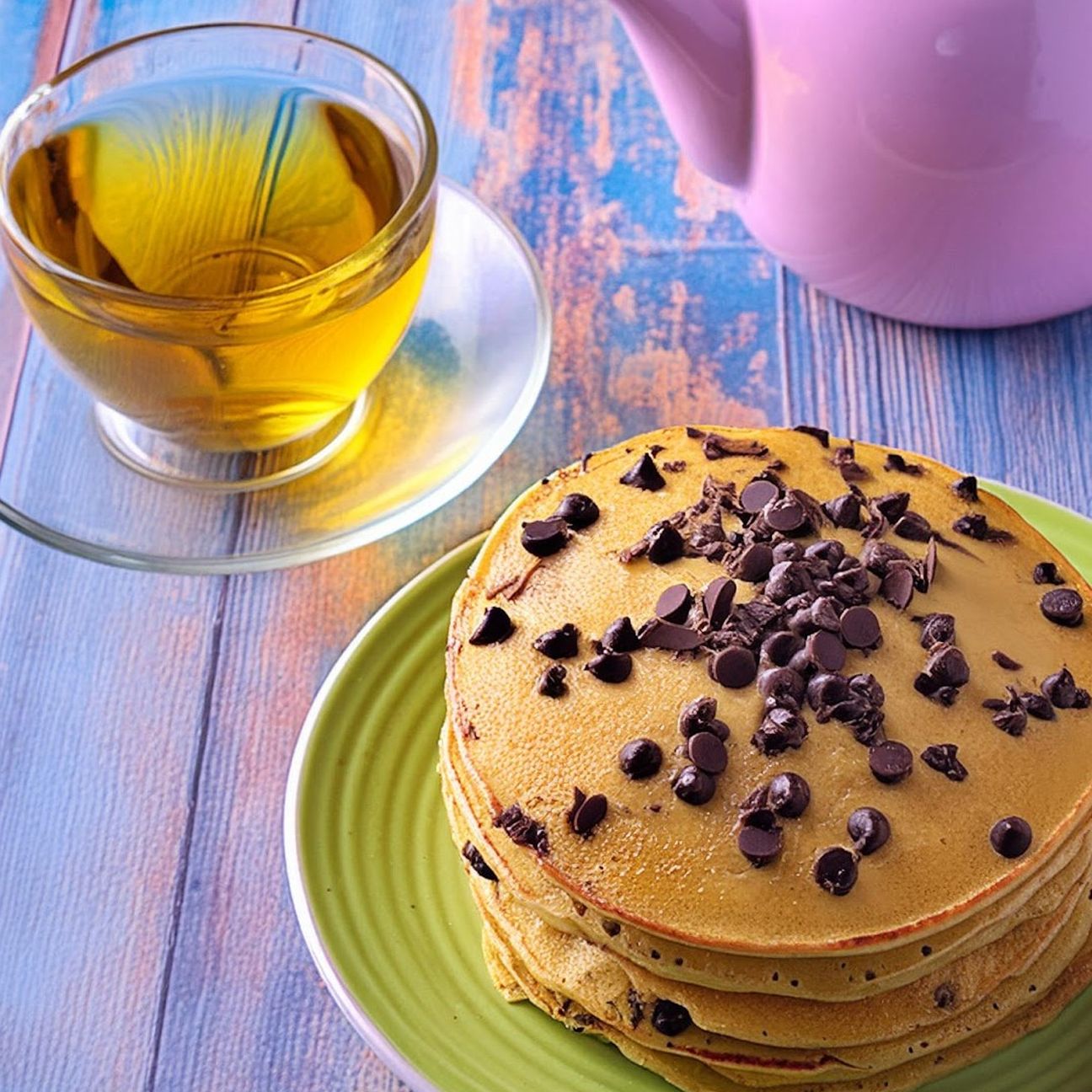 Pancake con gocce di cioccolato e tea verde