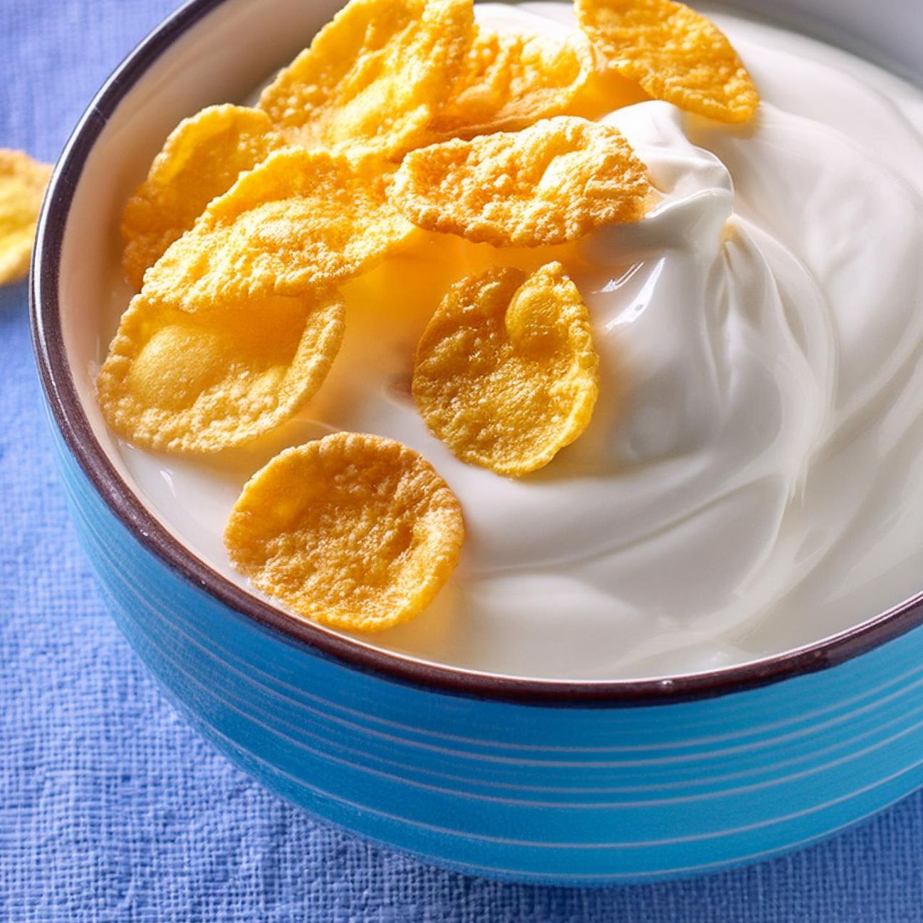 Yogurt greco e corn flakes