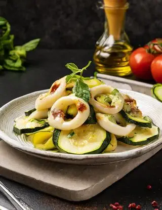 Ricetta Insalata di calamari e zucchine con vinaigrette di eltamain