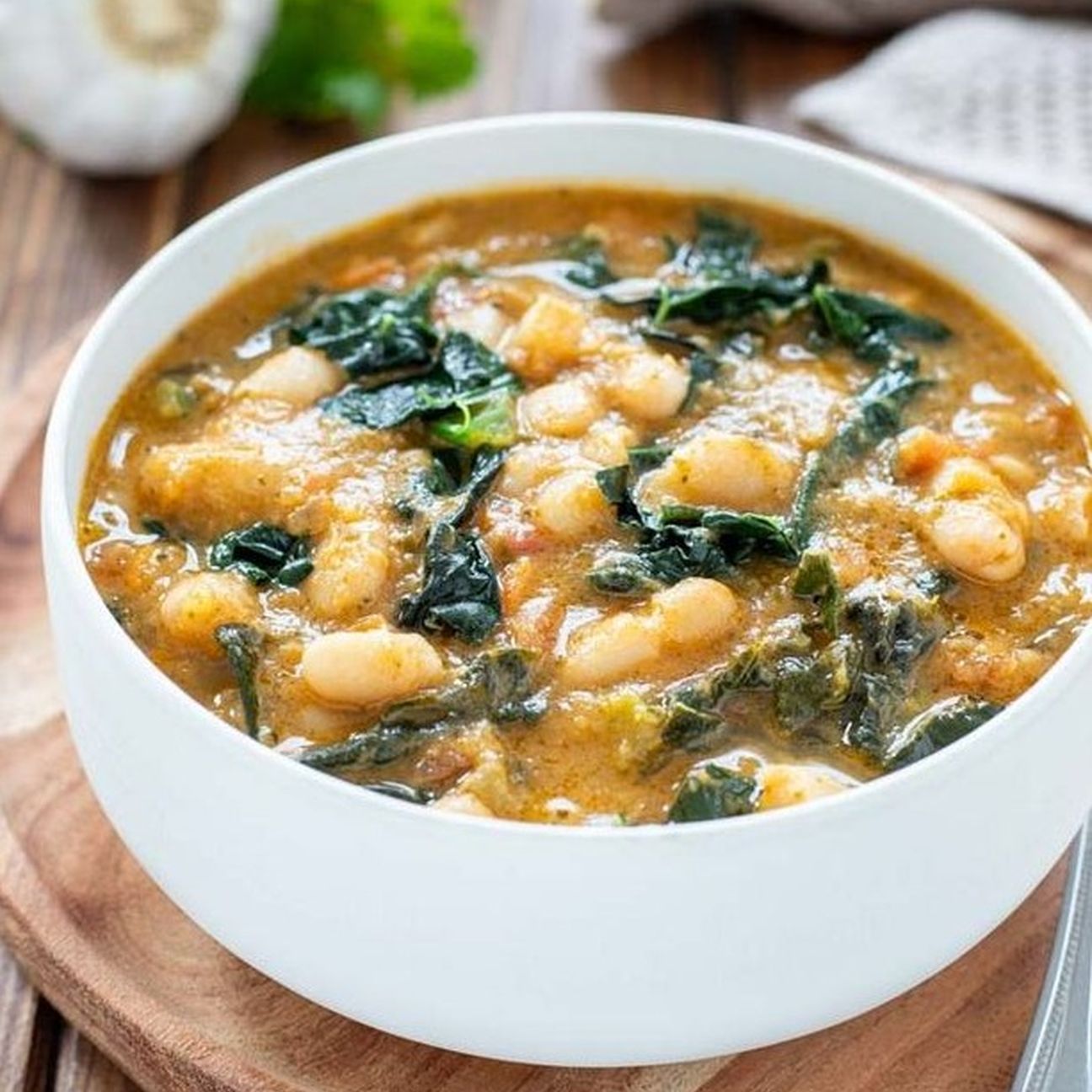 Zuppa di fagioli allo zafferano con cavolo nero