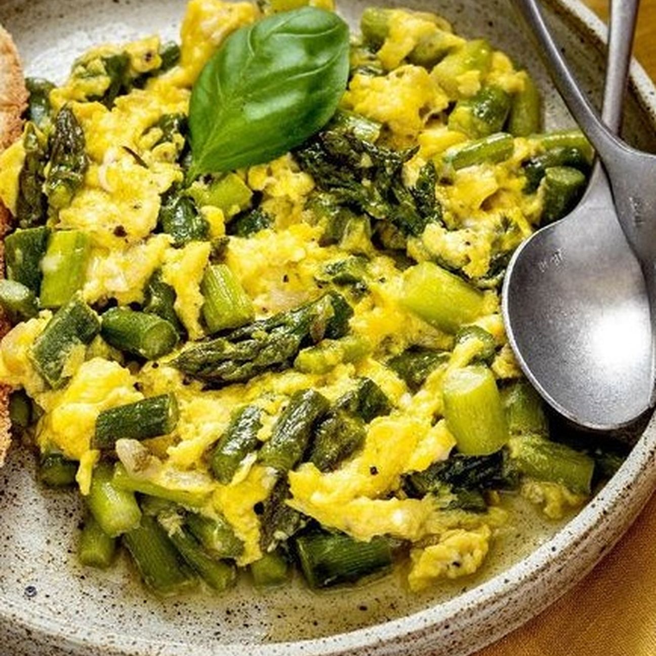 Uova strapazzate con asparagi saltati in padella