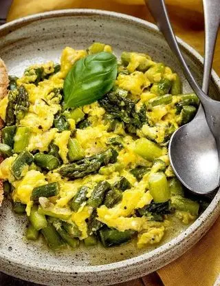 Ricetta Uova strapazzate con asparagi saltati in padella di iris_chindamo