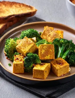 Ricetta Tofu al curry con broccoli e pane tostato di eltamain