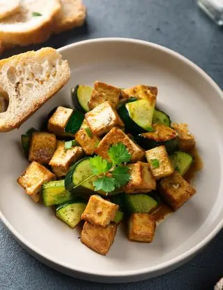 Ricetta Tofu saltato con zucchine e pane croccante di iris_chindamo