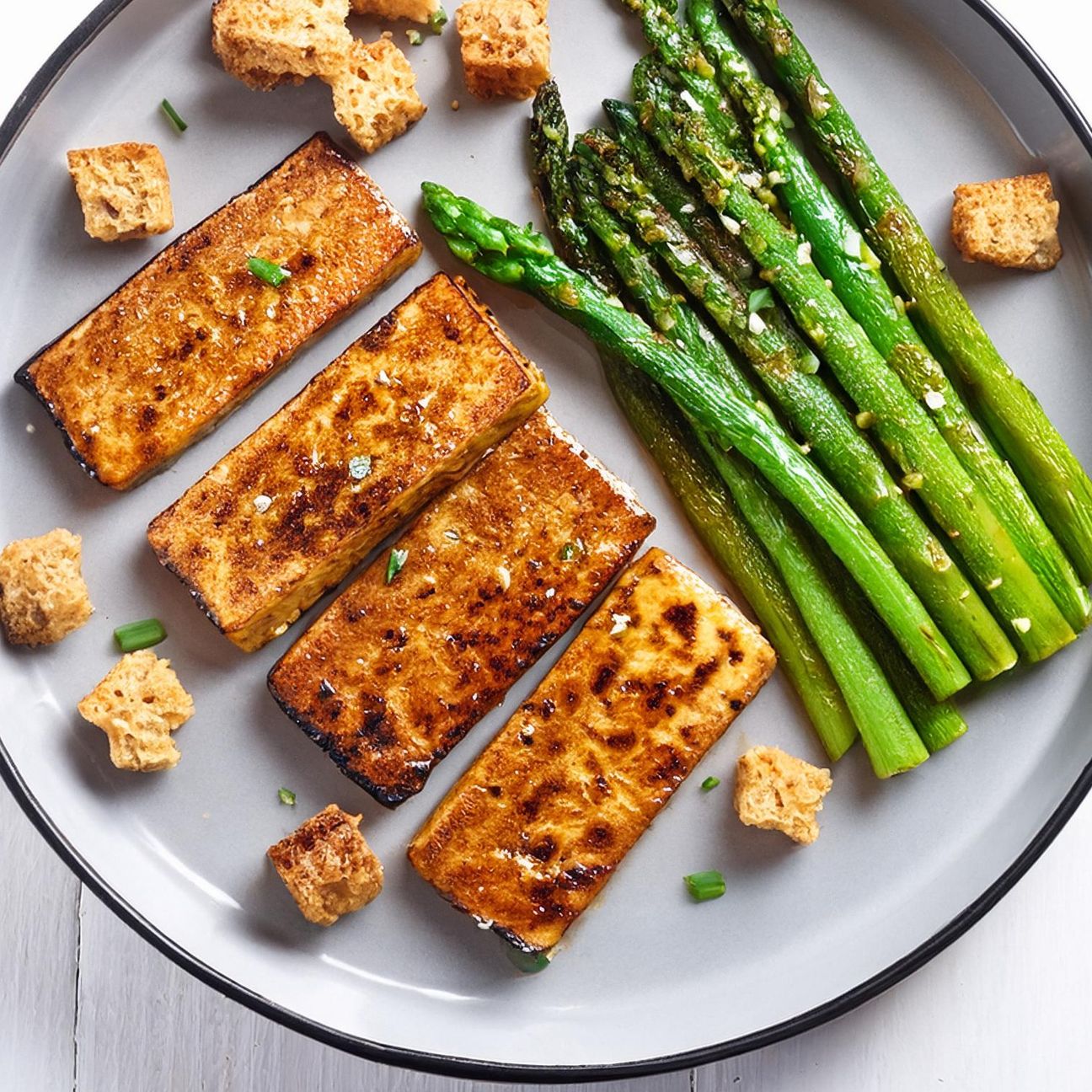 Tempeh in padella con asparagi e crostini