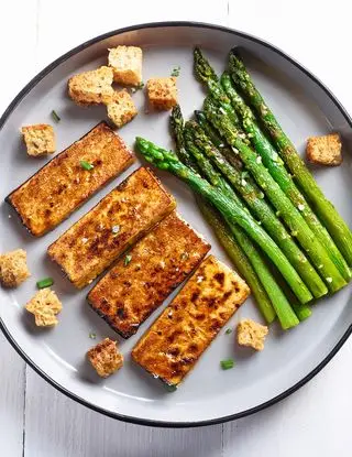 Ricetta Tempeh in padella con asparagi e crostini di heltamain