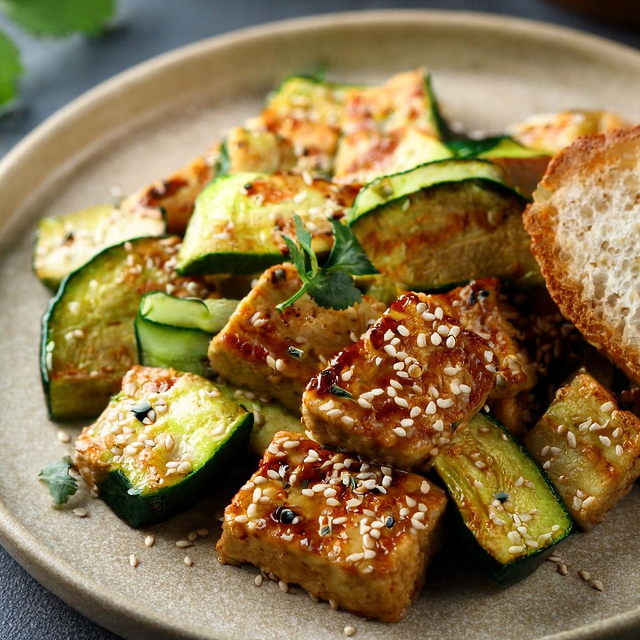 Tempeh al sesamo con zucchine e pane croccante