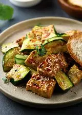 Ricetta Tempeh al sesamo con zucchine e pane croccante