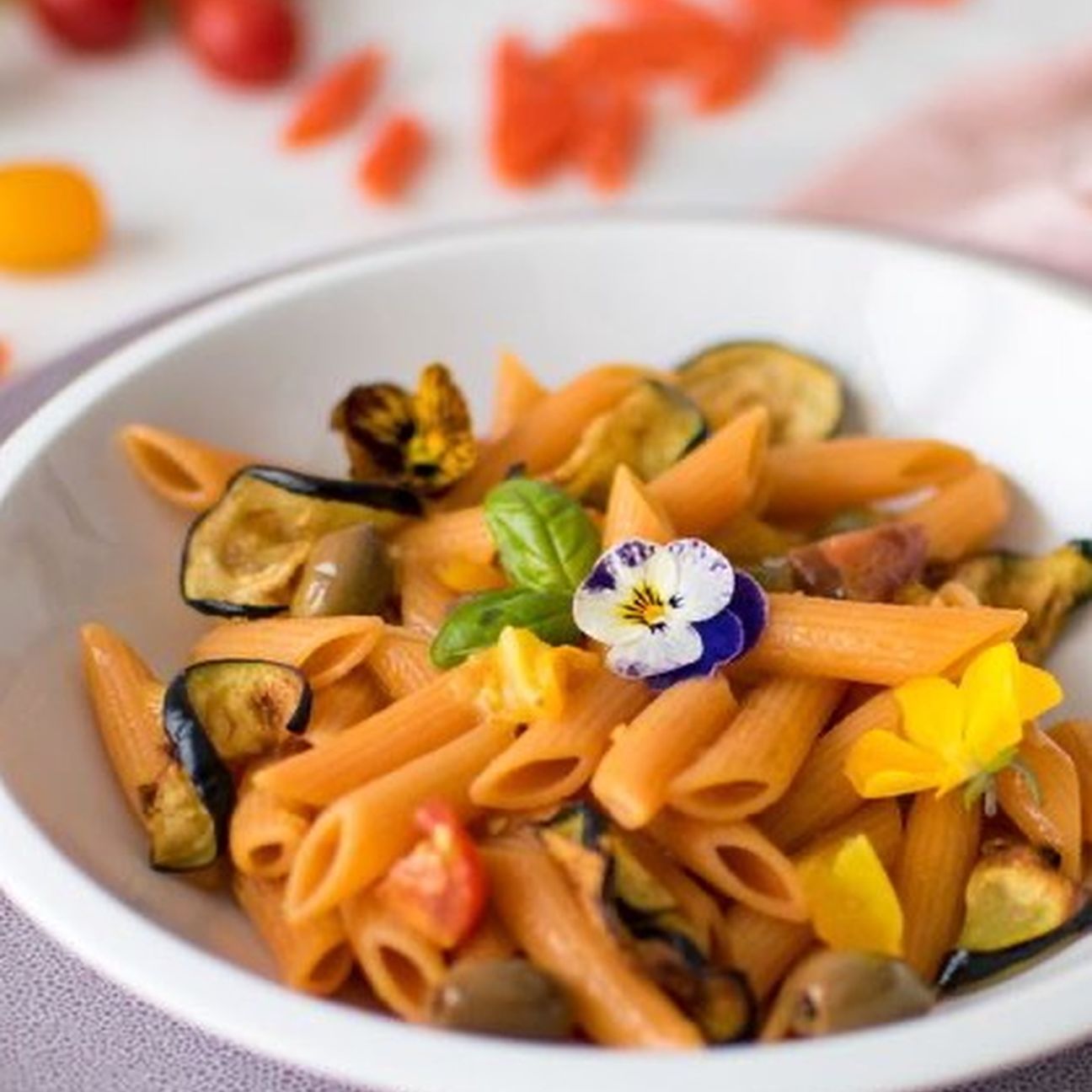 Penne di lenticchie con melanzane pomodori e olive