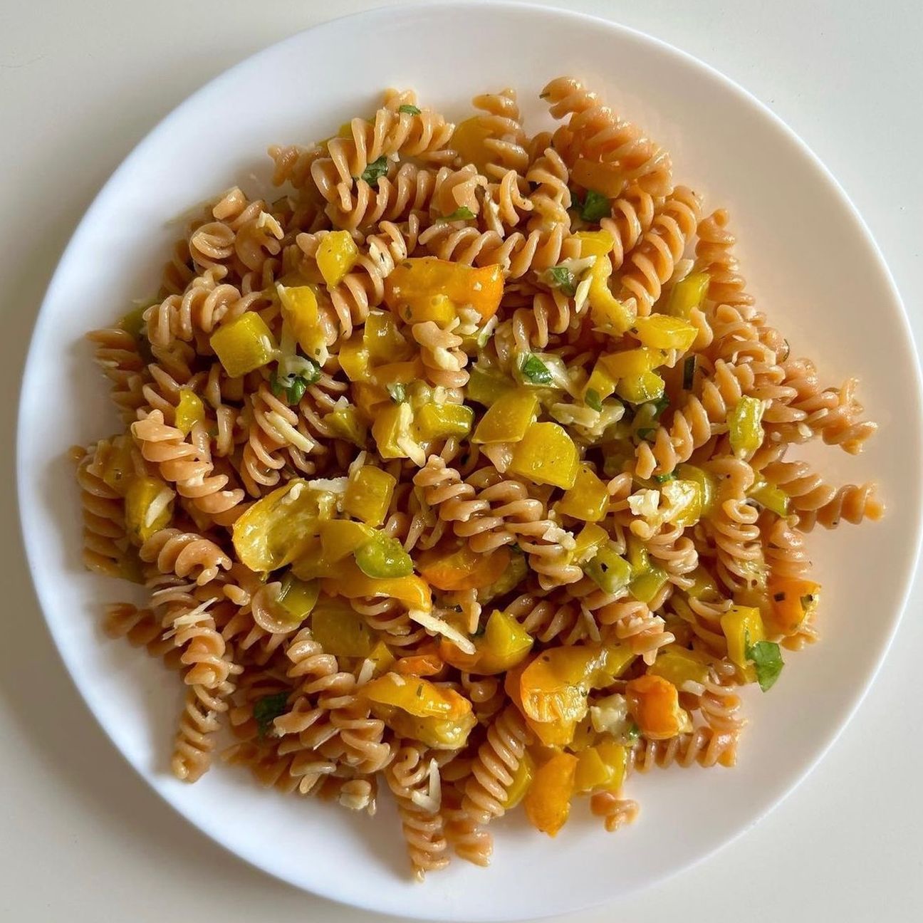 Fusilli di lenticchie rosse con con peperoni, pomodorini gialli, parmigiano e basilico