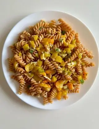 Ricetta Fusilli di lenticchie rosse con con peperoni, pomodorini gialli, parmigiano e basilico di emanuela_valenti