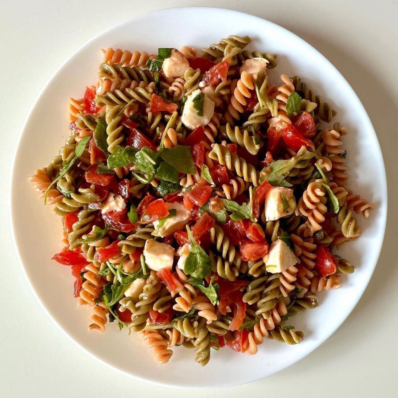 Fusilli di piselli e lenticchie rosse, pomodorini, mozzarella, rucola e basilico