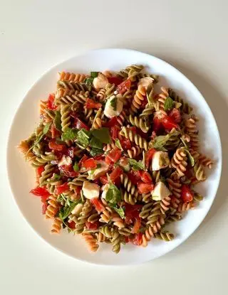 Ricetta Fusilli di piselli e lenticchie rosse, pomodorini, mozzarella, rucola e basilico di eltamain