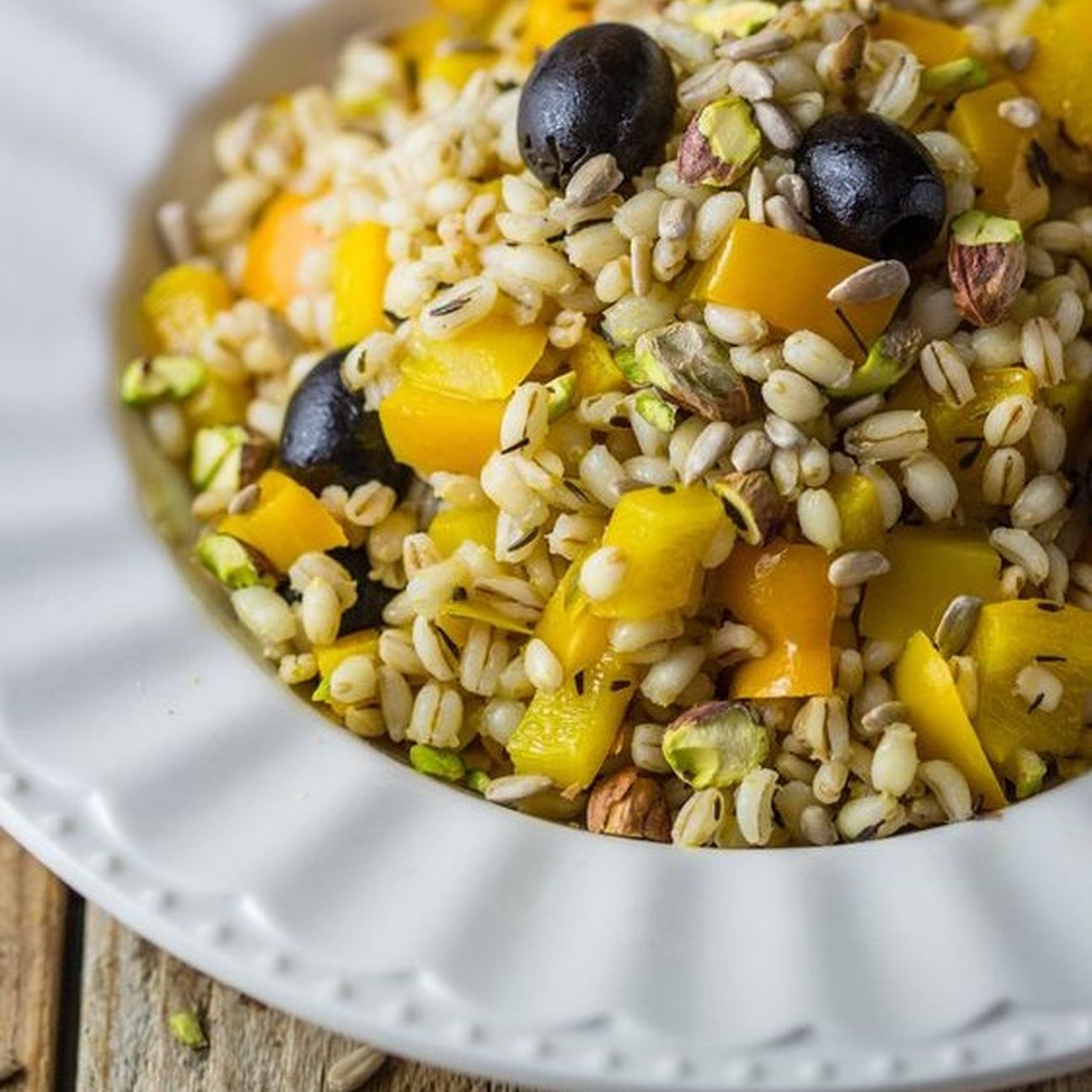 Orzo perlato con peperoni, olive nere e soia