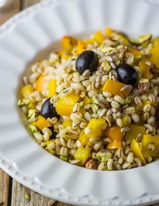 Ricetta Orzo perlato con peperoni, olive nere e soia di eltamain