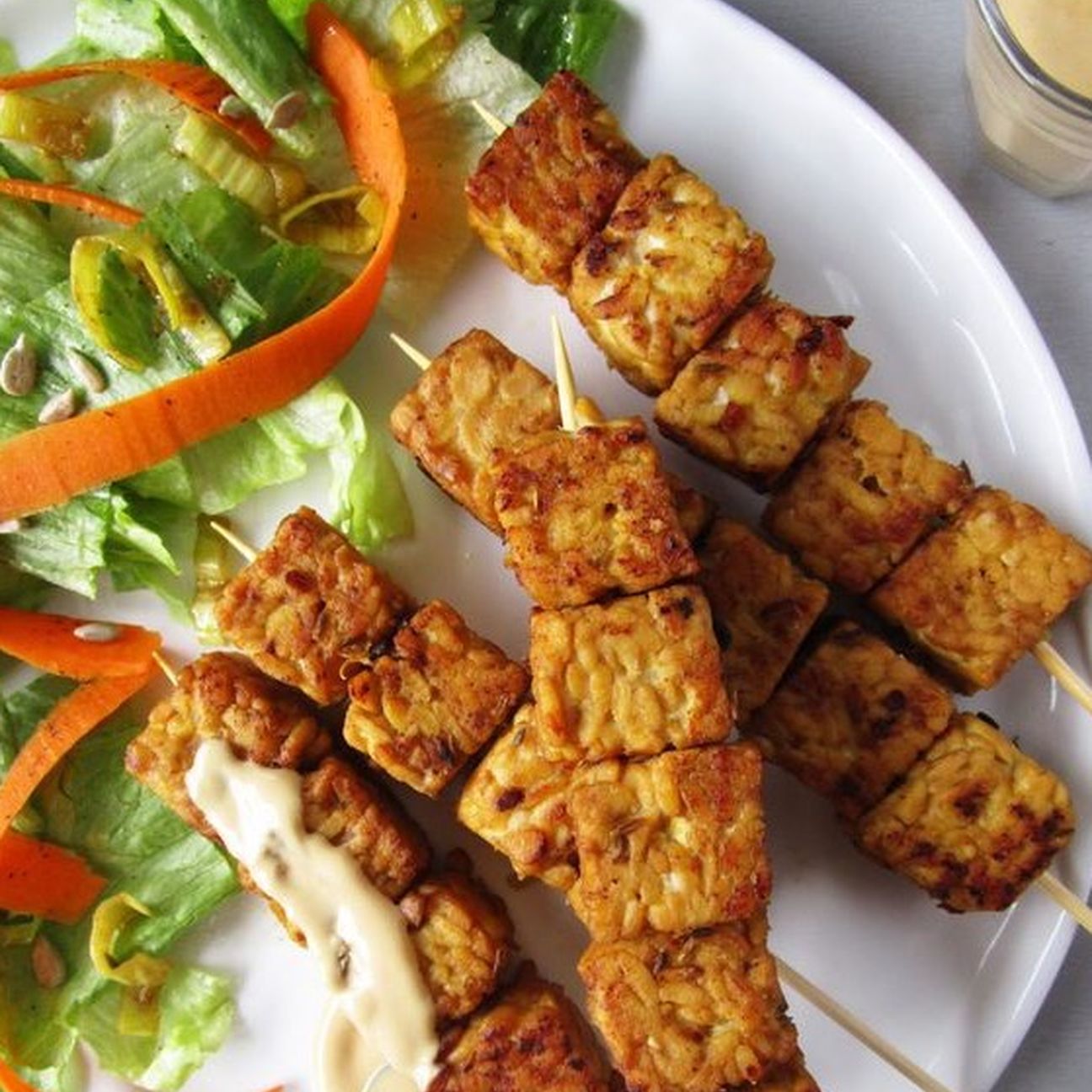Spiedini di tempeh e contorno di verdure