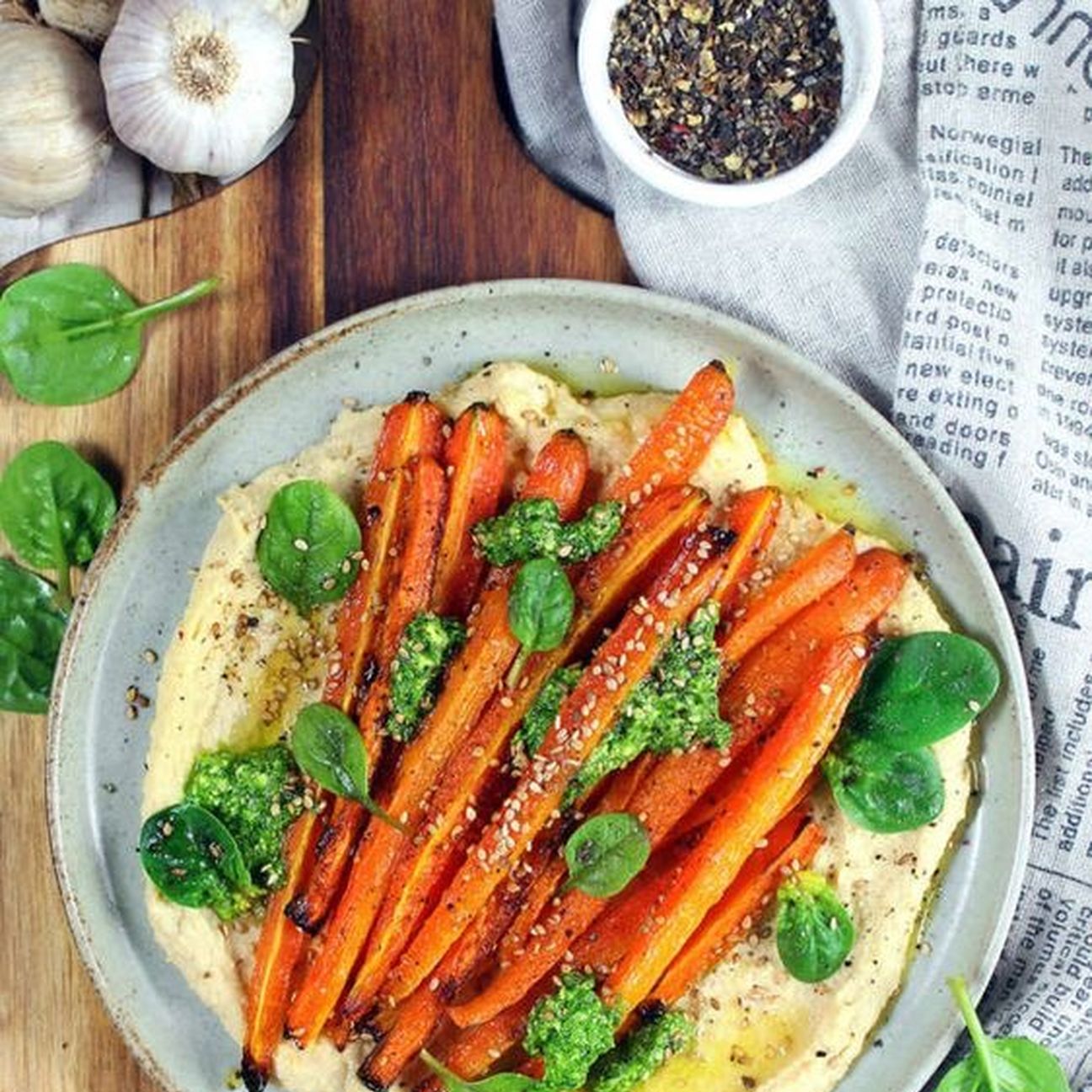 Carote al pesto su hummus di ceci