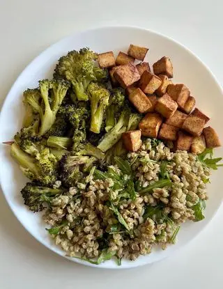 Ricetta Farro con rucola, tofu con salsa di soia, broccoli al forno di eltamain