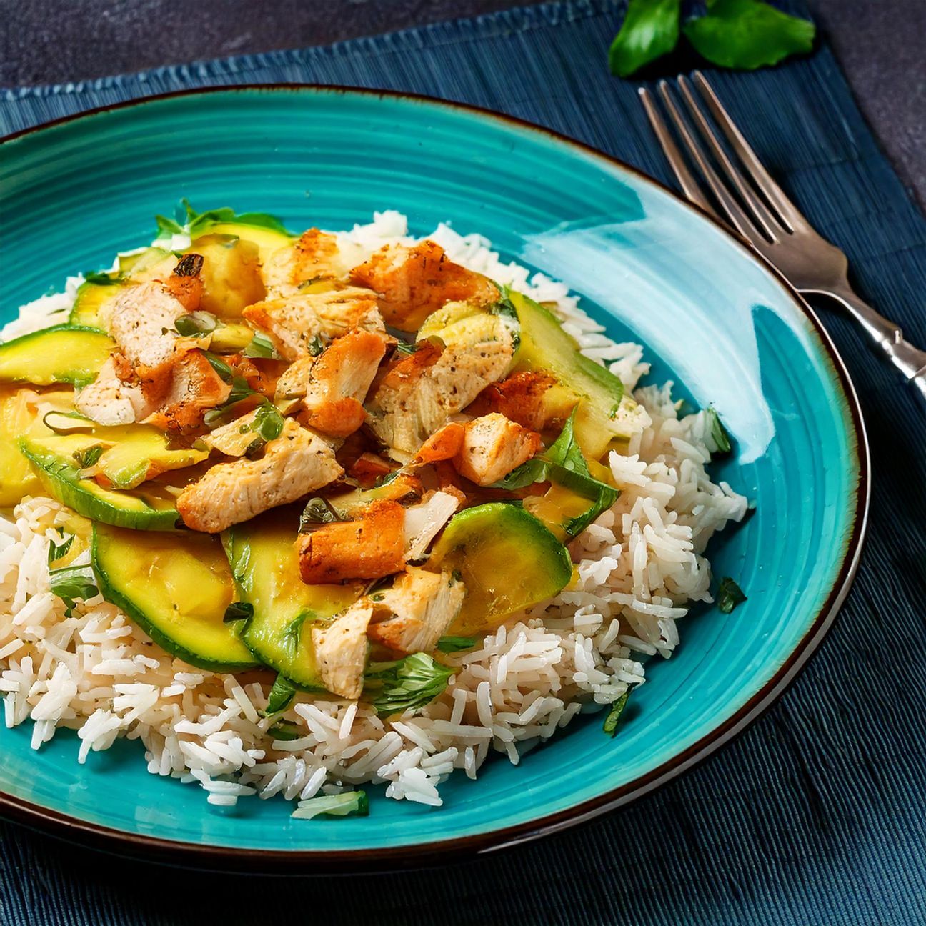 Riso con pollo e zucchine