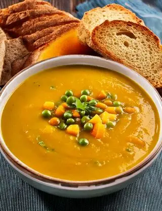 Ricetta Vellutata di piselli e zucca con pane croccante di eltamain