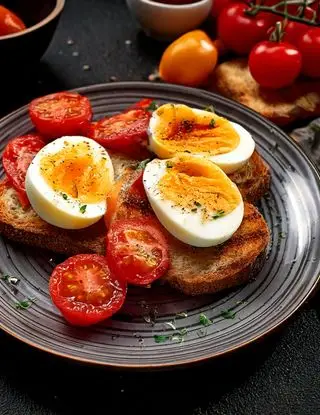 Ricetta Uova sode con pomodori grigliati e pane tostato di eltamain