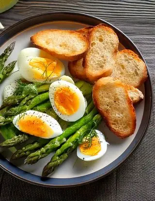 Ricetta Uova sode con asparagi e pane tostato di eltamain