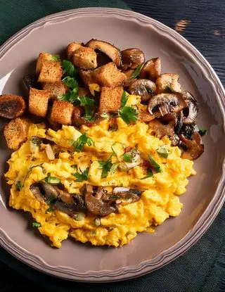 Ricetta Uova strapazzate con funghi misti e crostini di eltamain