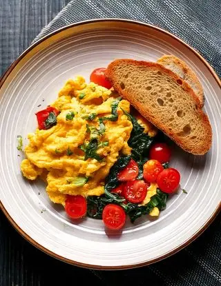 Ricetta Uova strapazzate con spinaci e pomodorini e pane croccante di eltamain