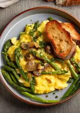 Ricetta Uova strapazzate con asparagi e funghi e pane croccante