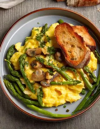 Ricetta Uova strapazzate con asparagi e funghi e pane croccante di eltamain